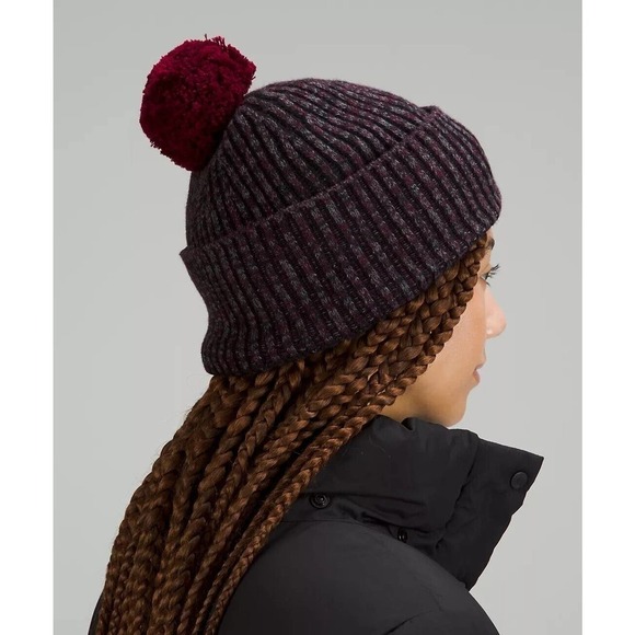 NWT Lululemon Textured Fleece Lined Knit Pom Pom Beanie Cassis/Black - Picture 3 of 11